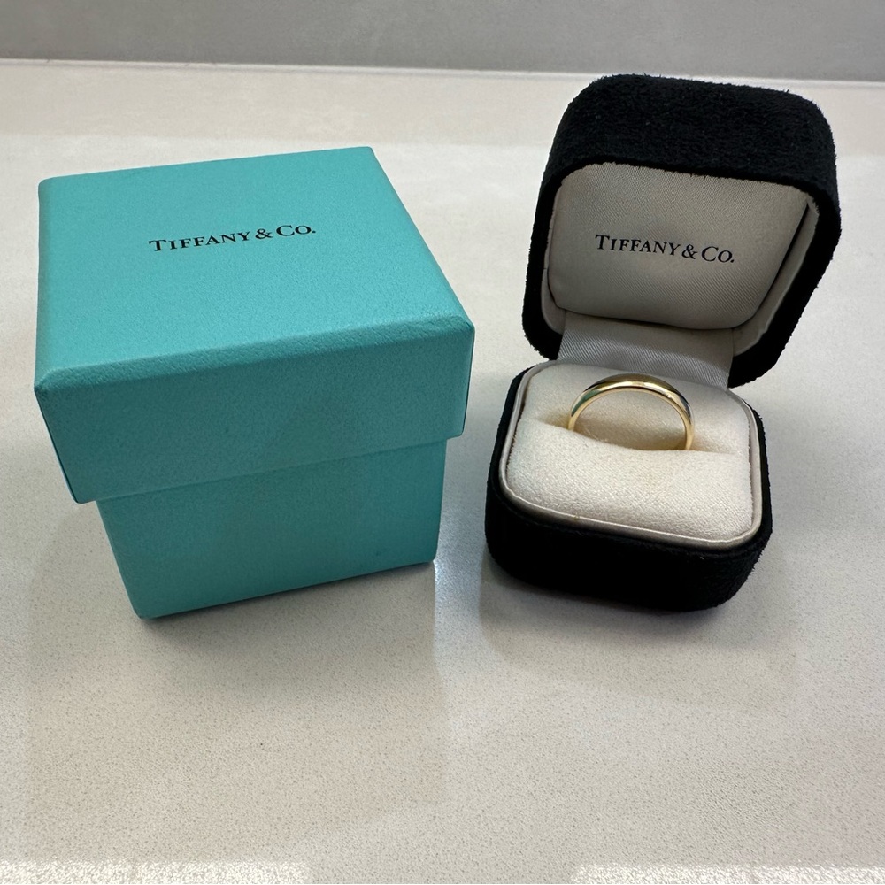 Tiffany Classic wedding band ring in 18k gold, 4.5 mm wide - size 8.5 - NWOT